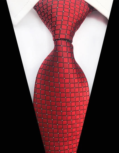 Classic Silk Tie – The Detail That Defines Your First Impression