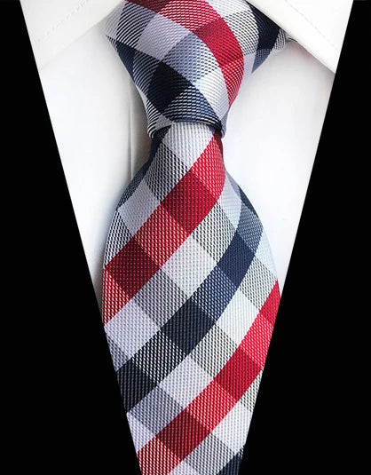 Classic Silk Tie – The Detail That Defines Your First Impression