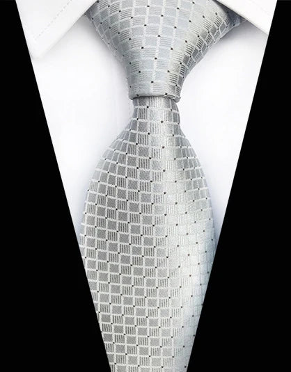 Classic Silk Tie – The Detail That Defines Your First Impression