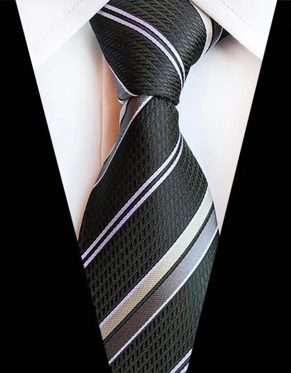 Classic Silk Tie – The Detail That Defines Your First Impression