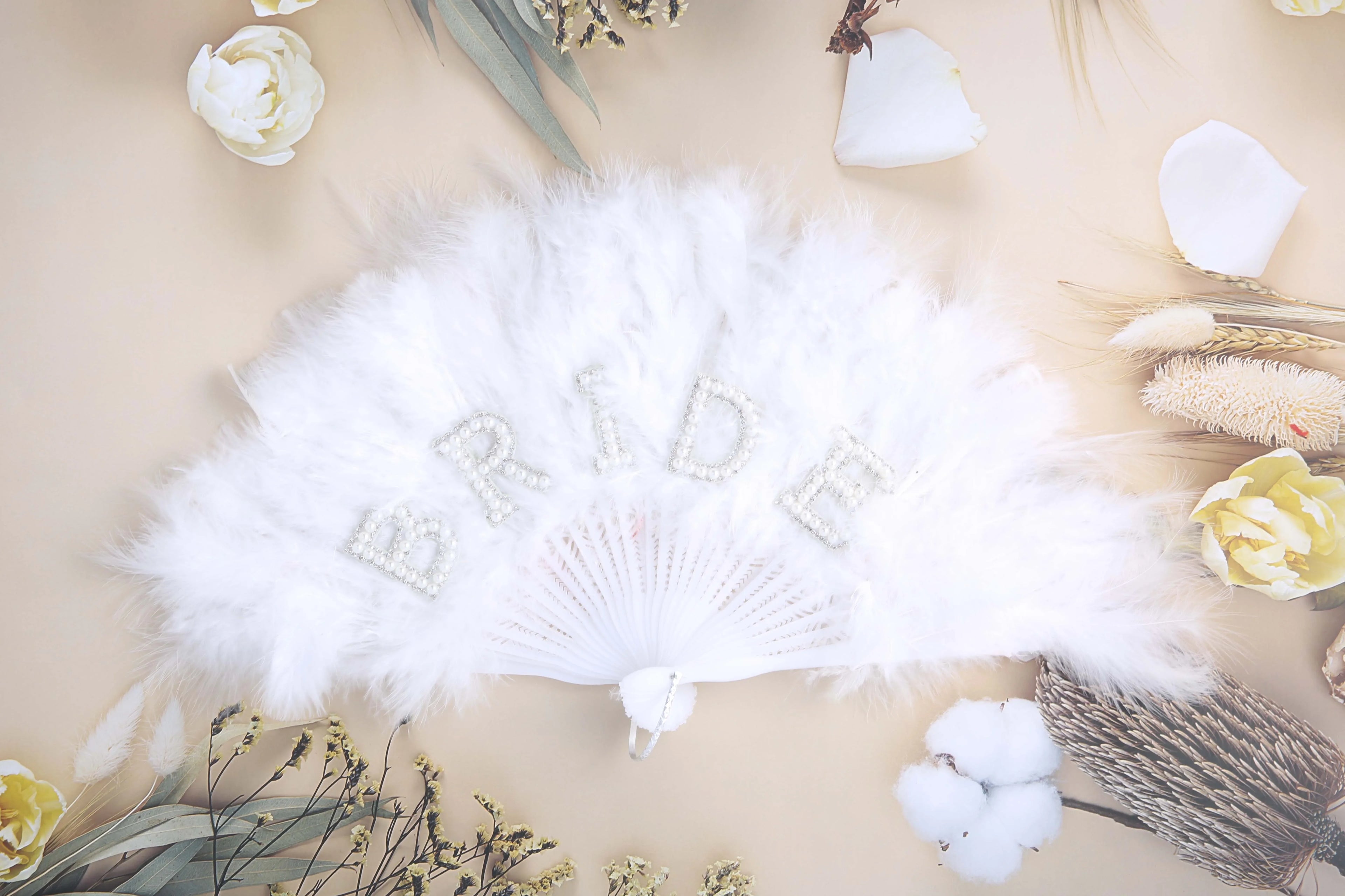 Elegant Pearl Feather Bride Fan – Luxury Handheld Bridal Accessory & Wedding Decoration