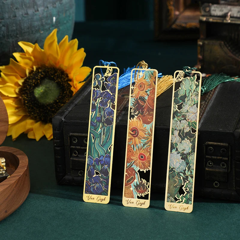 Retro Floral Metal Bookmark – Elegant Hollow Design with Tassel for Readers & Writers